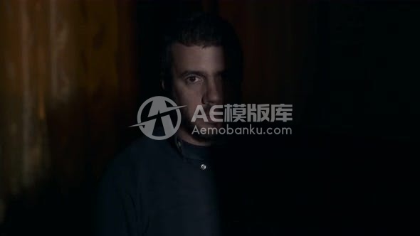 30206黑暗中的危险劫匪对准镜头指着枪（库存素材） AE模版